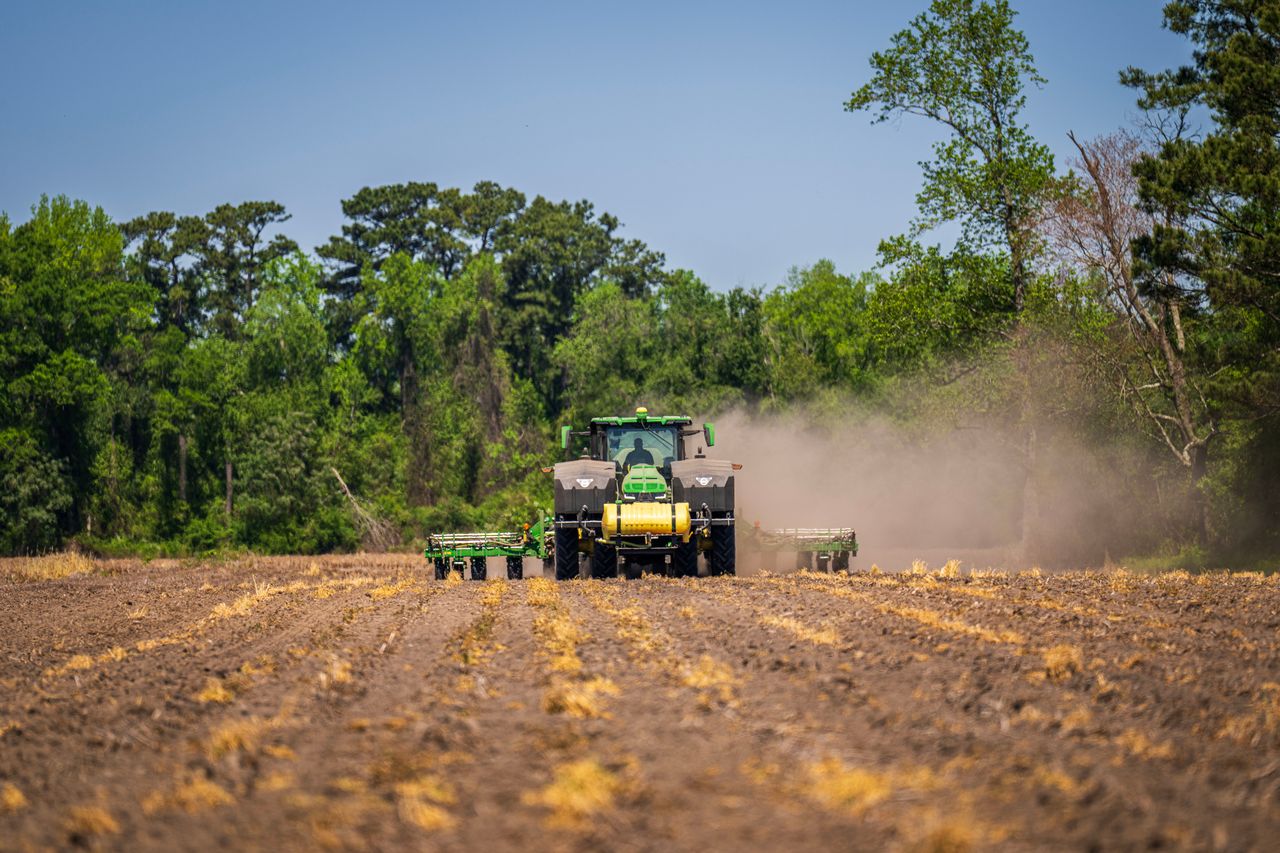 Exploitation agricole moderne avec tracteur
